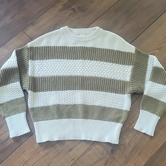 A New DAY White and  Army Green striped sweater, Size Small - Picture 4 of 7